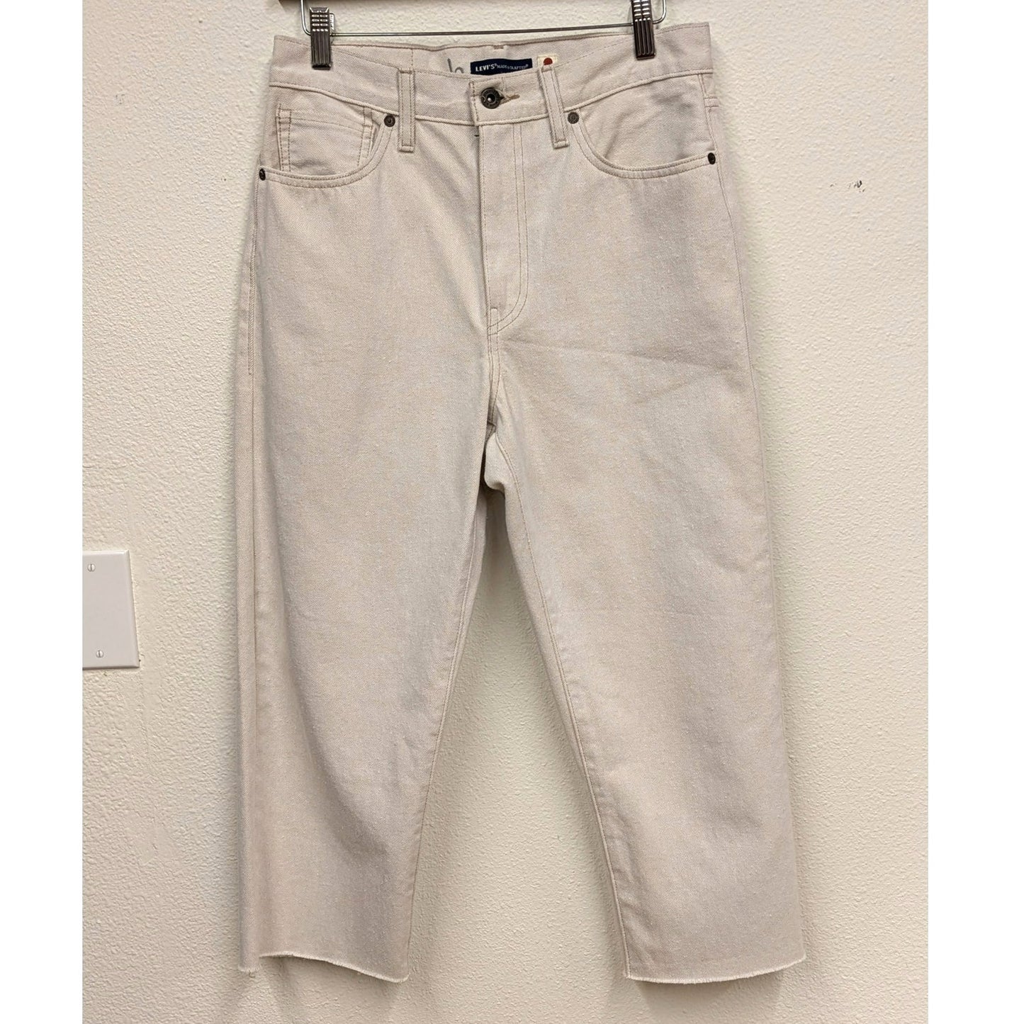 Levi's Cream Cropped Column Pant size 28